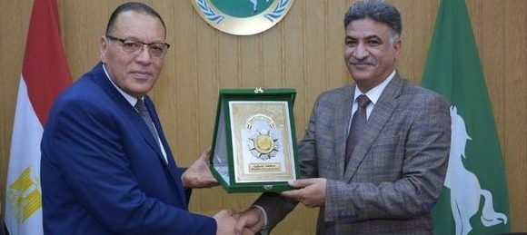 محافظ الشرقية يُكرم رئيس الهيئة القومية لمياه الشرب والصرف الصحي بإهدائه شعار المحافظة
