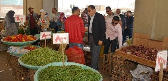 محافظ الشرقية يتفقد منفذ بيع الخضروات والفاكهة أسفل كوبري شرويده بمدينة الزقازيق
