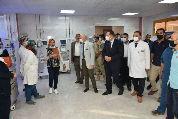 محافظ الشرقية يزور المرضى بمستشفي الزقازيق العام
