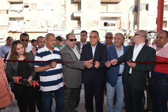محافظ الشرقية يفتتح معرض لبيع السلع والمواد الغذائية ومستلزمات عيد الأضحي بشارع الجلاء بمدينة الزقازيق