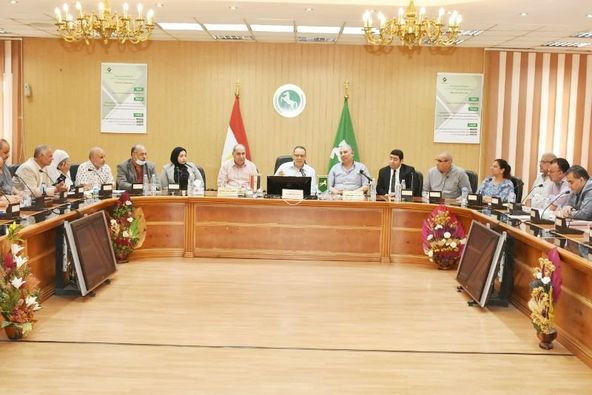 محافظ الشرقية يجتمع برؤساء المراكز والمدن والأحياء