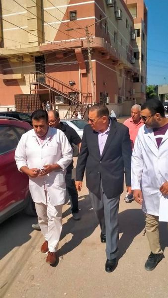 محافظ الشرقية يُفاجئ العاملين بمستشفى بلبيس المركزي