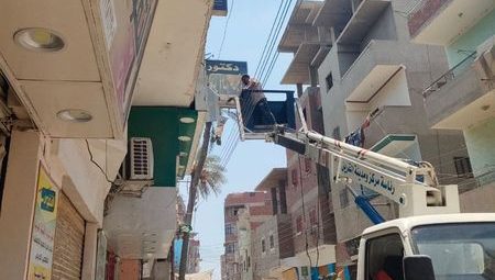 حملات مكثفة بشوارع و ميادين المحافظة لرفع وإزالة الإعلانات واللوحات غير المرخصة