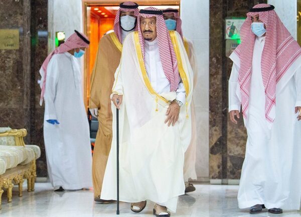 الملك سلمان بن عبد العزيز يغادر المستشفى
