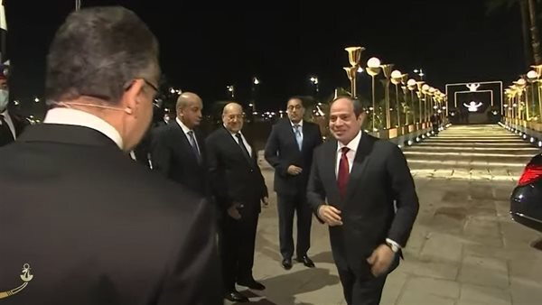 الرئيس السيسي وقرينته يصلان حفل افتتاح طريق الكباش
