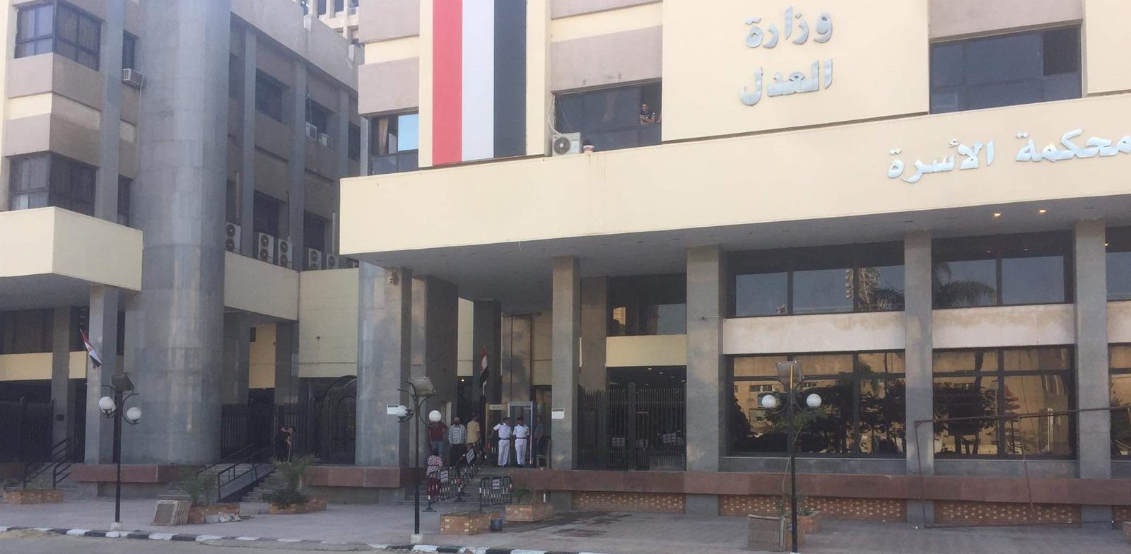 انتشار أمني بمحيط “جنايات” المنصورة استعدادا لوصول قاتل نيرة أشرف