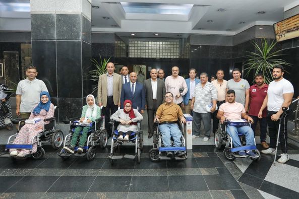 القائم بأعمال رئيس جامعة الزقازيق يسلم كراسى متحركة وأطراف صناعية لأبنائه الطلاب من ذوى الهمم