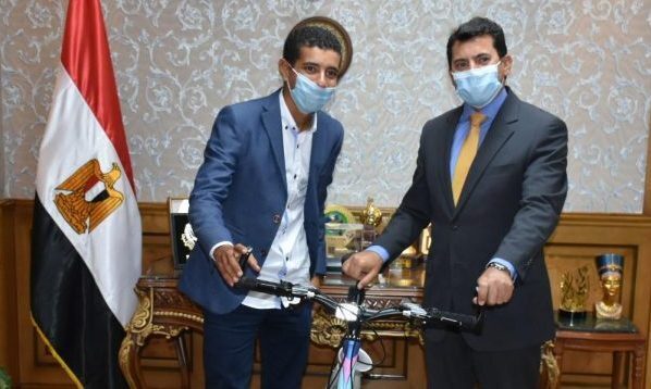 وزير الرياضة …خلال تكريمه (بائع الفريسكا) : ابراهيم عبدالناصر نموذج نفتخر به وندعمه