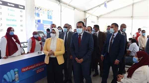 رئيس الوزراء يدعو المواطنين للإسراع في التسجيل لتلقي لقاح كورونا