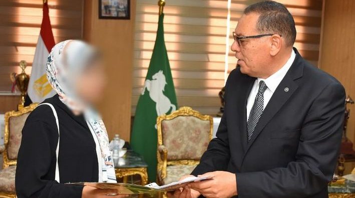 محافظ الشرقية يُسلم وحدة سكنية لإحدى السيدات الأولى بالرعاية بمركز منيا القمح