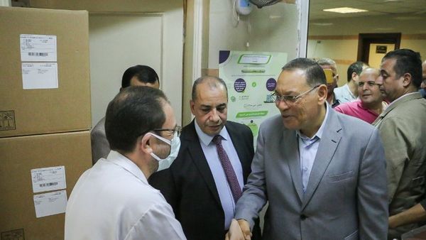 محافظ الشرقية يتفقد عيادات التأمين الصحي بعد فتحها حتى التاسعة مساءاً