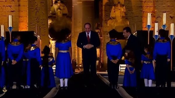 الرئيس السيسي يلتقط صورا تذكارية مع الأطفال خلال حفل افتتاح طريق الكباش