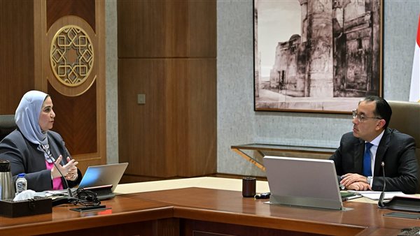 رئيس الوزراء يتابع مع وزيرة التضامن جهود الهلال الأحمر في إغاثة غزة