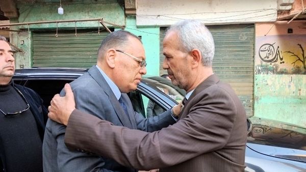 محافظ الشرقية يؤدي واجب العزاء والمواساة في وفاة حرم رئيس مركز ومدينة كفر صقر