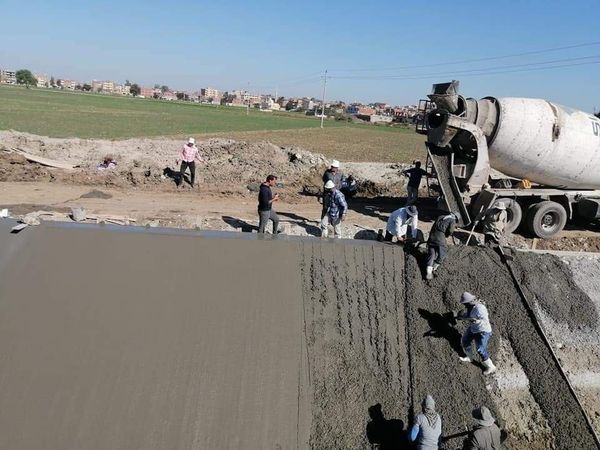 محافظ الشرقية يُتابع أعمال التأهيل والتبطين الجارية بترعتي سعود وصان السماعنه بمركز الحسينية