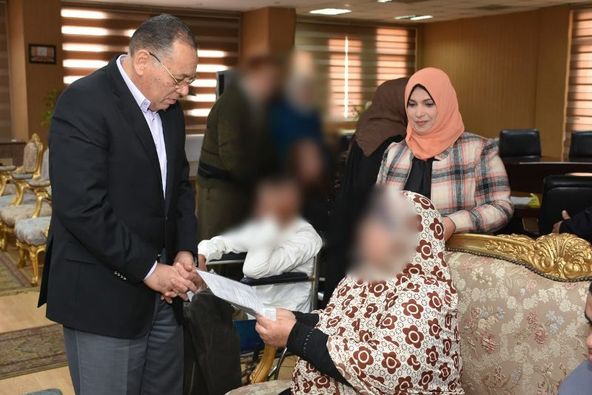 محافظ الشرقية يُسلم عقود وحدات سكنية للأسر الأولي بالرعاية بالمجاورة 52 بالعاشر من رمضان