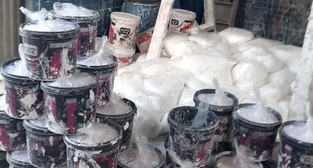 ضبط 31 طن مستلزمات دهانات بلاستيك مجهولة المصدر خلال حملات رقابية على المصانع بنطاق مركز بلبيس
