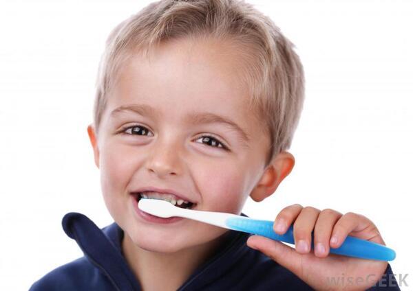 3 أسباب لاصفرار أسنان الطفل.. تعرف على الطريقة الصحيحة لتنظيفها