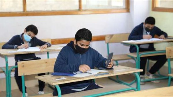 التعليم… 10 آلاف جنيه عقوبة اصطحاب الهاتف المحمول داخل لجان الامتحانات