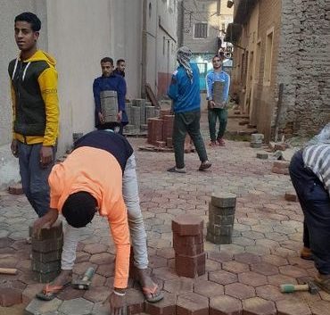 الإنتهاء من أعمال تركيب بلاط الإنترلوك بالشوارع الجانبية بمنطقة النحال بمدينة الزقازيق