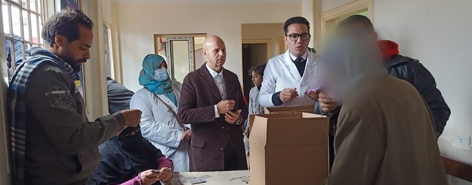 وكيل وزارة الصحة بالشرقية يشارك في توزيع المساعدات الإنسانية لمرضي الجذام