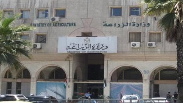وزارة الزراعة.. الموظفون يمنعون رئيس حماية الأراضي من دخول مكتبه