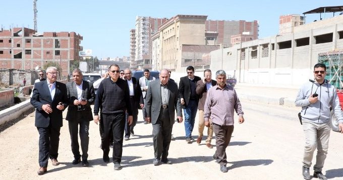 محافظ الشرقية يتفقد أعمال الرصف والتوسعة الجارية بطريق أبو حاكم / ميت أبو علي