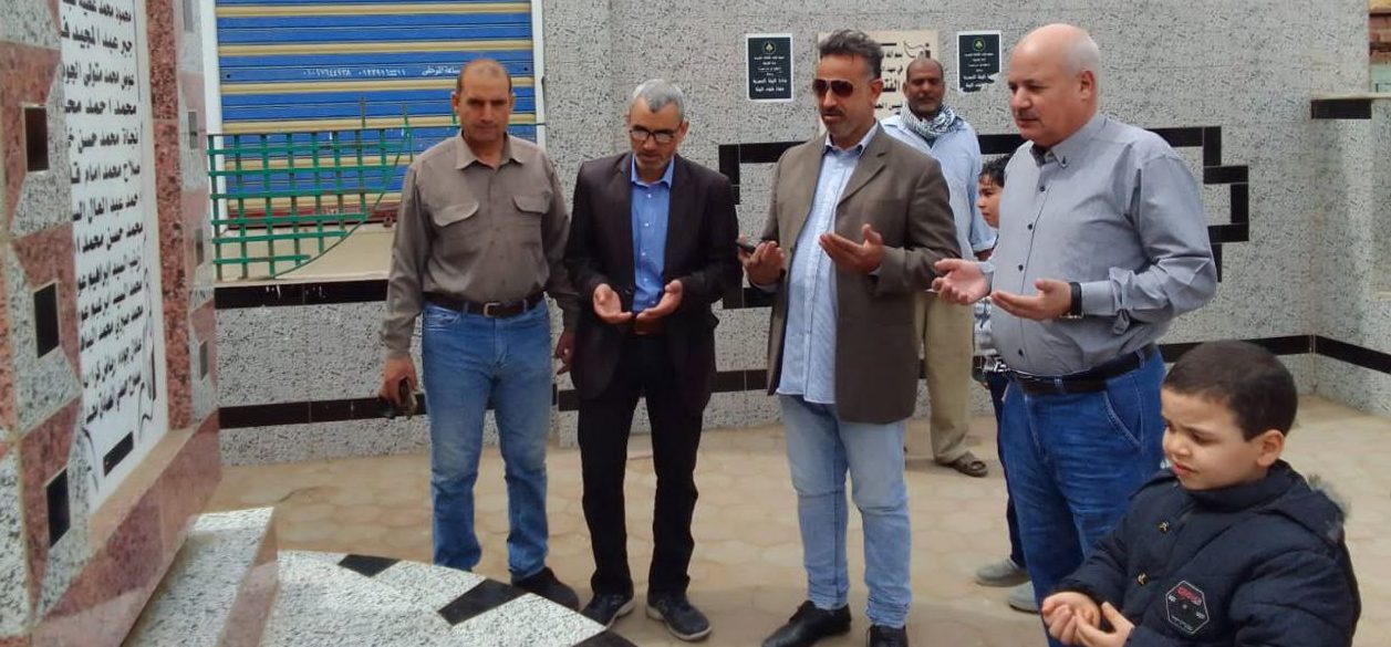 محافظ الشرقية ينيب رئيس مركز الحسينية لوضع إكليلاً من الزهور على النصب التذكاري