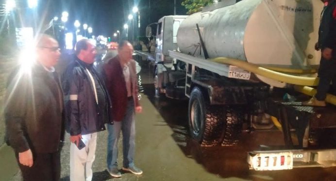 محافظ الشرقية يُتابع عن كثب أعمال رفع مياه الأمطار بمركزي ههيا والزقازيق