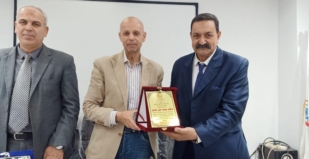 وكيل وزارة الصحة بالشرقية يكرم مسئول التعيينات بالمديرية لبلوغه سن المعاش