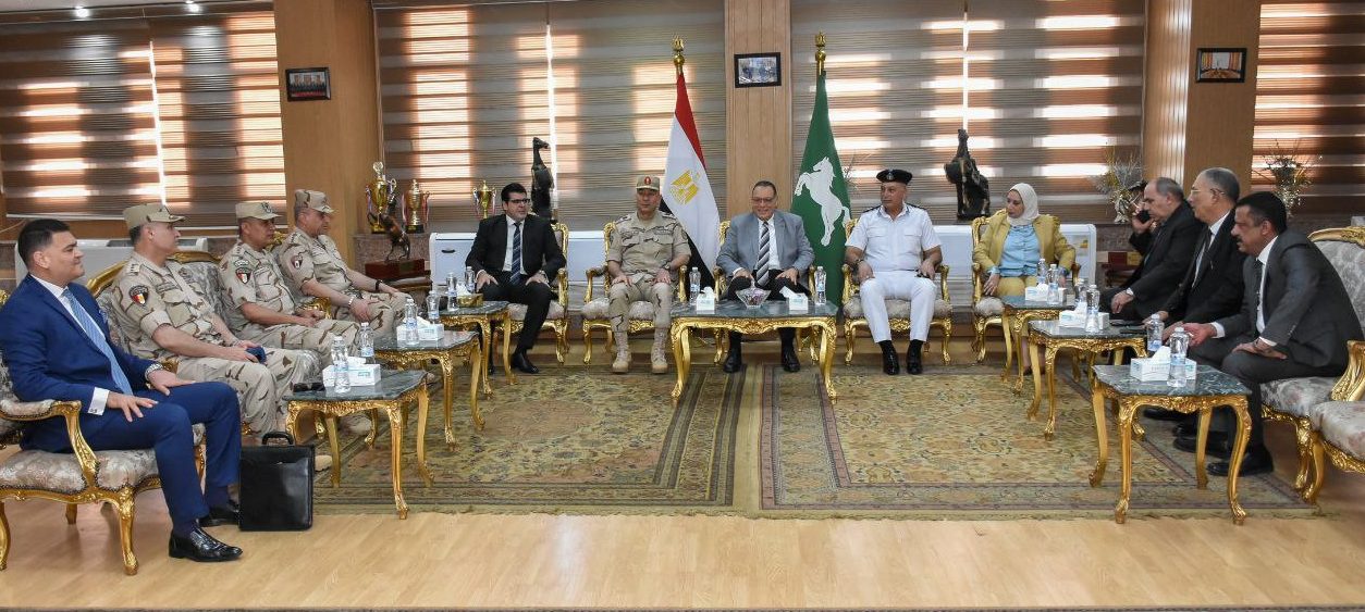 محافظ الشرقية يستقبل قائد قوات الدفاع الشعبي والعسكري بمكتبه بالديوان العام