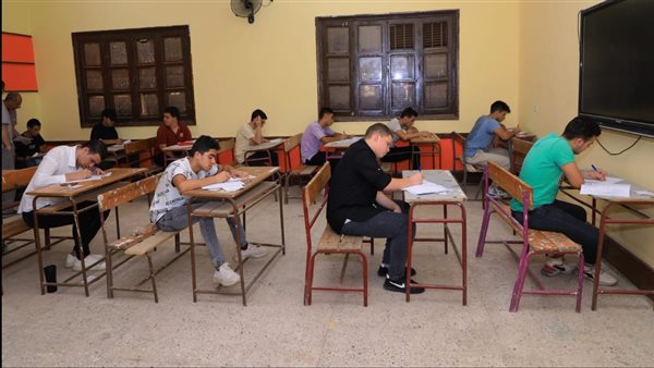 طلاب القسم العلمي بالثانوية الأزهرية يؤدون امتحان الاستاتيكا