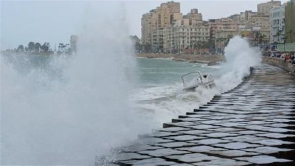 تحذير للمصطافين من الأمواج العالية على الشواطئ