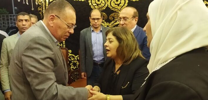 محافظ الشرقية يُؤدي واجب العزاء والمواساة في وفاة شقيق النائبة هناء أنيس عضو مجلس النواب
