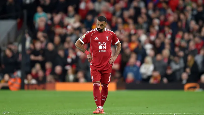 هل يرحل محمد صلاح عن ليفربول في يناير بعد حذف صورته بقميص الريدز؟