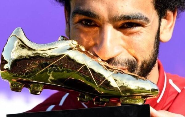 فيفا يحيي ذكرى تتويج محمد صلاح بالحذاء الذهبي