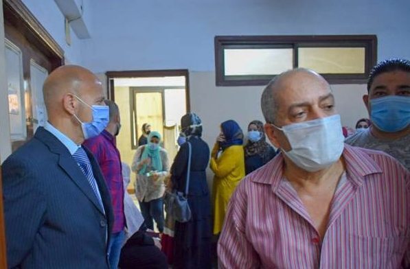 وكيل وزارة الصحة بالشرقية يتابع تطعيم المواطنين المقيمين والمسافرين بلقاح كورونا