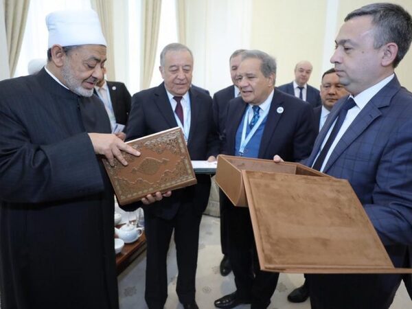 رئيس أوزباكستان يهدي شيخ الأزهر مخطوطًا طبق الأصل من كتاب الهداية للميرغنانى