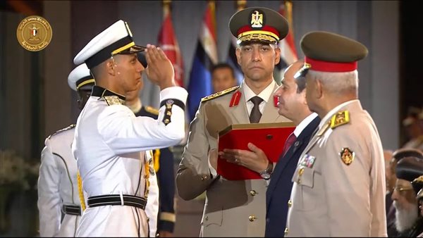 الرئيس السيسي يكرم أوائل الطلبة خريجي الأكاديمية والكليات العسكرية