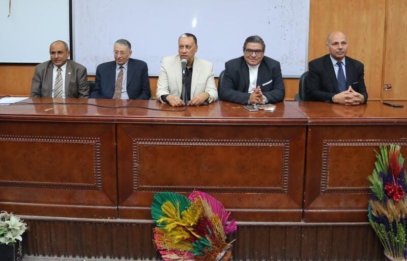 آداب الزقازيق تعقد ندوة تثقيفية عن “دور الدولة فى الحد من مخاطر الهجرة غير الشرعية بين الشباب”