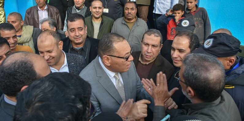 محافظ الشرقية يقرر تخفيض القيمة الايجارية لأصحاب المحال التجارية بشارع مصطفى كامل بمدينة أبو كبير