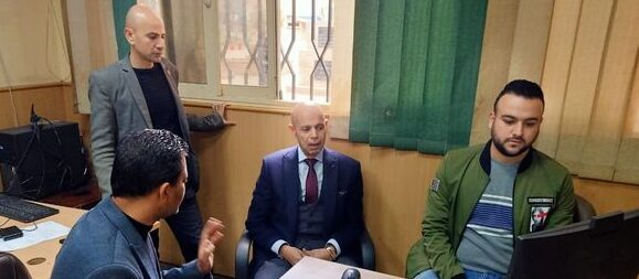 وكيل وزارة الصحة بالشرقية يتفقد غرفة الأزمات ومركز الخدمات الطارئة والنداء الآلي ١٣٧