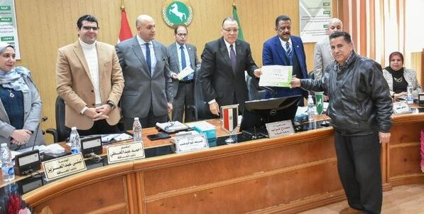 محافظ الشرقية يكرم عدد من العاملين بالديوان العام لبلوغهم السن القانوني للمعاش