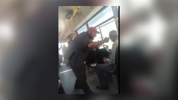 شاهد.. كمسري يهين مسنا داخل أتوبيس نقل عام