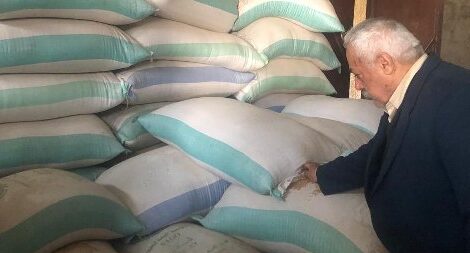 ضبط 6 طن سكر وزيت ومواد غذائية مجهولة المصدر داخل أحد المصانع بطريق بلبيس / العاشر