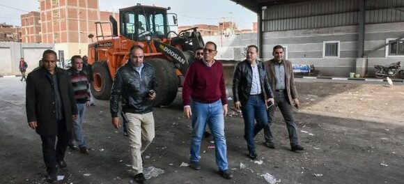 محافظ الشرقية يشهد تجربة عملية لتدوير المخلفات بالمحطة الوسيطة بأرض الفدان بمنيا القمح