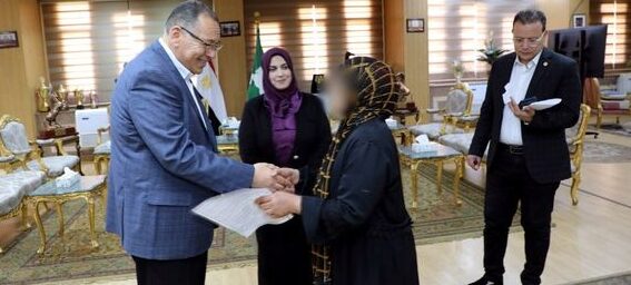 محافظ الشرقية يُسلم وحدة سكنية لاحدي السيدات الأولى بالرعاية بمدينة العاشر