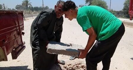 في استجابة سريعة …تركيب أغطية غرف الصرف الصحي بطريق الصالحية العزازي بالشرقية