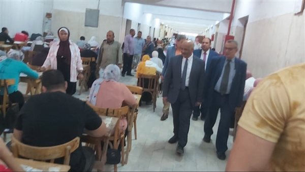 نائب رئيس جامعة الزقازيق يطمئن على سير أعمال الامتحانات بكلية العلوم