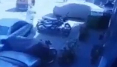 طبيبة بالزقازيق تتهم شخصا بالشروع في قتلها بعدما صدمت مرآة السيارة دون قصد منها.